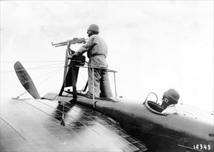 L'aviation française pendant la guerre de 1914/1918 - Le premier essai de mitrailleuse sur un avion