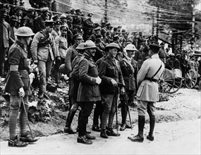 En 1917, sur le front italien, le prince de Galles Edouard discutant avec des officiers français.