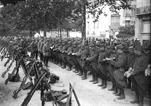 La mobilisation à Paris en août 1914: revue des brodequins - En août 1914 à Paris, pendant les