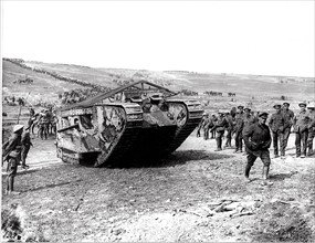 En novembre 1917, soldats anglais et tank pendant la bataille de Cambrai. Le 20 novembre 1917, les