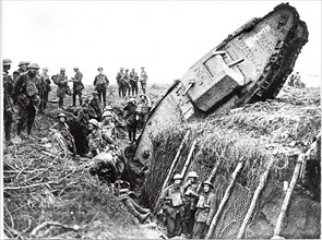 En novembre 1917, soldats anglais et tank dans une tranchée pendant la bataille de Cambrai. Le 20