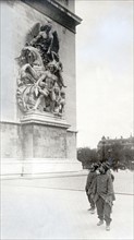 Scène parisienne d'août 1914: réservistes provinciaux méditant devant le haut-relief d'Etex, "La