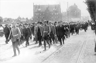 Fin juillet 1914, réservistes allemands se rendant à pied à une caserne de Berlin, quelques jours