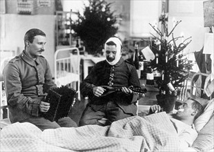 Première guerre mondiale. Dans un hopital en Allemagne, des soldats blessés, fêtent noël, 1915.