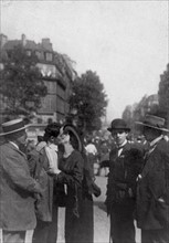 Août 1914, mobilisation générale :  Fini les conventions, avant son départ pour le front, un