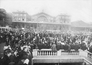 Le 3 août 1914, devant la gare de l'Est à Paris, au deuxième jour de la mobilisation.
