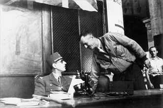 Le général de Gaulle consultant l'acte de capitulation de l'Allemagne