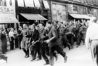 Liberation de Paris. 

Le 25 aout 1944, soldats allemands arretes par les F.F.I..



On the