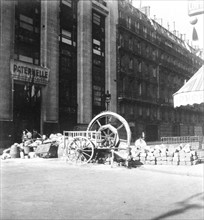 Liberation de Paris. 

Journees des 22 au 26 aout 1944. 

Barricade faite d'objets les plus