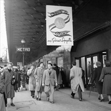 En mars 1952, à Paris, le magasin des Galeries Lafayette annonce par  cette affiche son engagement
