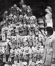 Les vitrines des grands magasins parisiens remplies de jouets pour le noël de l'année 1933