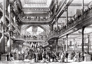 Vue en 1872 du grand escalier des magasins du Bon Marché à Paris, après l'achèvement des travaux