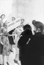 En mars 1952, à Paris, le magasin Le Printemps annonce en vitrine une baisse des prix de 5 à 10%
