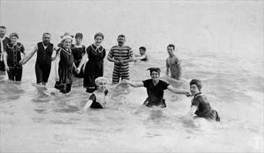 Vers 1900-1910, baigneurs sur une plage normande.