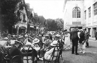 Août 1920 à Deauville,  vacanciers installés à la terrasse du restaurant LA POTINIERE, rue
