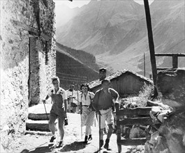 En juillet 1947, en Haute-Savoie (France), ces randonneurs quittent Tralognan-Tarentaise pour
