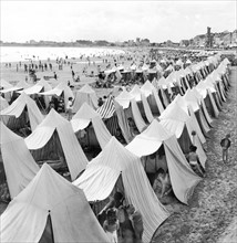 Eté 1950, alignement de tentes sur une plage normande.