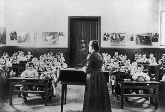 Au XIXème siècle, une salle de classe maternelle où les garçons et les filles sont séparés.
