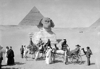 Début du 20e siècle, devant le Sphinx de Gizeh dans la Vallée des Rois (Basse-Egypte), un groupe de
