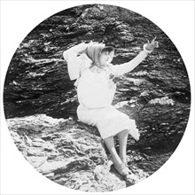 Vers 1903, Sarah Bernhardt en vacances à Belle-Ile, photographiée sur un rocher.  Depuis 7 ou 8
