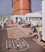 Dans les années 1950, à bord du transatlantique MAURETANIA, passagers se distrayant sur le pont.