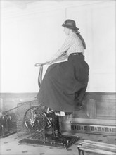 En 1912, séance d'équitation en chambre, dans la salle de gymnastique du majestueux paquebot