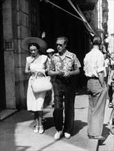 Années 1940 en Italie, le duc et la duchesse de Windsor se promenant dans les rues de San Remo où