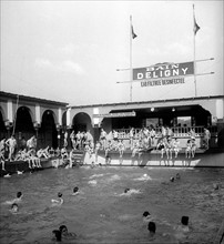 En août 1949, poussés par les grandes chaleurs estivales, les parisiens investissent la piscine