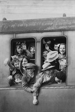Départ d'un train pour les vacances, juillet 1936