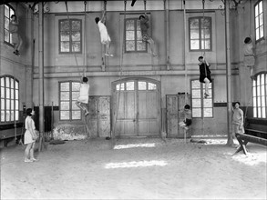 Cours de gymnastique de l'Ecole Normale Supérieure de Sèvres, en 1928
