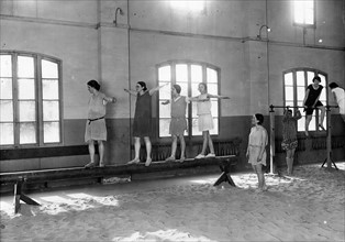 Cours de gymnastique de l'Ecole Normale Supérieure de Sèvres, en 1928