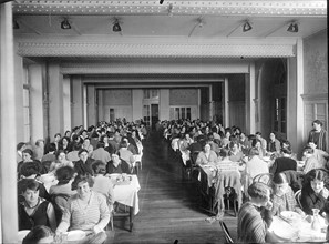 Réfectoire de l'Ecole Supérieure d'enseignement secondaire pour les jeunes filles en 1928.