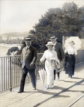 M et Madame Poincaré en promenade sur la route de la corniche, entre Eze et Beaulieu, Avril 1914 -