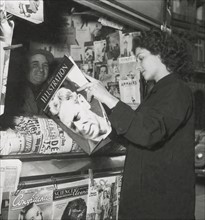 Kiosque à journaux à Paris en 1947. Une lectrice de L'Illustration