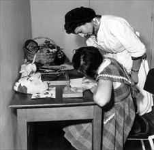 Ecolière faisant ses devoirs, en 1954