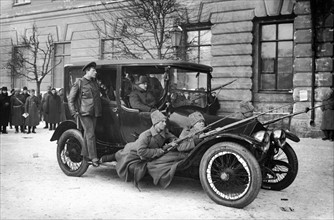REVOLUTION RUSSE DE FEVRIER 1917 : : AUTO-ECLAIREURS A PETROGRAD - En mars 1917 (février selon le