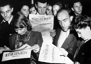 Habitants de Nuremberg lisant le verdict du Procès, le 2 octobre 1946