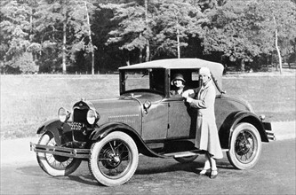 En 1929 à l'occasion du Salon de l'automobile, deux élégantes jeunes femmes présentent le coupé