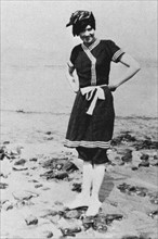 En 1914, portrait de Coco Chanel en tenue de bain.