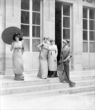 Avenue d'Antin, dans un hôtel particulier  Louis XVI, les mannequins de la maison de haute couture