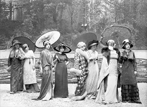 Le défilé des mannequins de Paul POIRET devant le parterre à la française. MODE