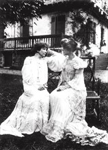 Sarah Bernhardt et Mme Edmond Rostand à Cambo