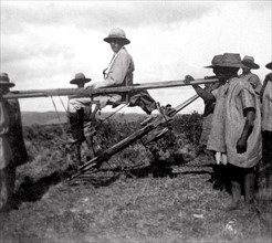 Novembre 1923 à Madagascar, mode de transport utilisé pour le déplacement dans la brousse.