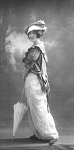 Photographie de mode du début du 20e siècle (1900-1914).  Collection Talbot. MODE