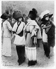 En 1910, jeunes femmes parisiennes, vêtues d'hermine.  "C'est vraiment l'une des plus jolies et des