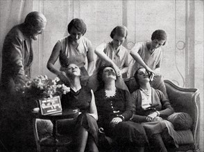 Mode et beauté à Paris en 1932. Une séance démonstrative de maquillage dans un salon de Dorothy