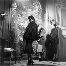 Collection hiver 1950 du couturier francais Christian Dior.