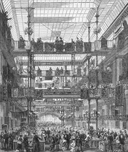 Vue intérieure de la galerie de la rue de Babylone des magasins du Bon Marché, à la veille de