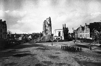 BEFFROI ET HOTEL DE VILLE D'ARRAS EN RUINES EN 1918 - Vue en mars 1918, sur la Petite Place