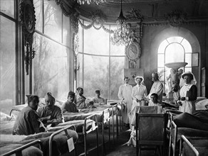 HOPITAL IMPROVISE DANS L'AILE D'UN CHATEAU 1914-1918 - Durant la Première Guerre Mondiale, hôpital